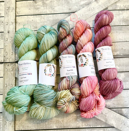 Faded Undulation Kits - for Faded Undulation Shawl by Stephen West, Toad Hollow Yarns